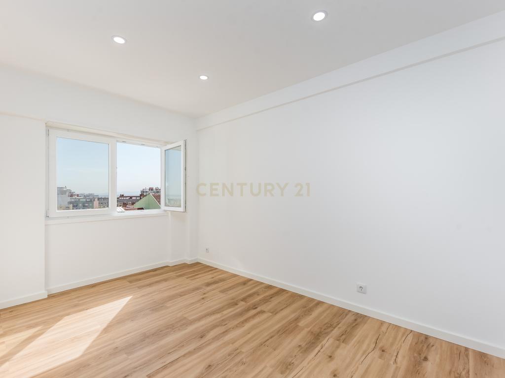 T2 Totalmente Remodelado com Terraço — Almada Centro. - Image 21