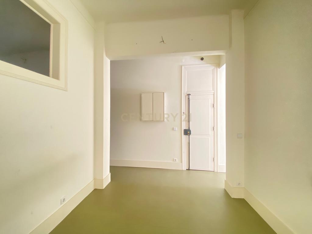 Apartamento T2 no centro de Lisboa - São Vicente, com um pequeno logradouro. - Image 5