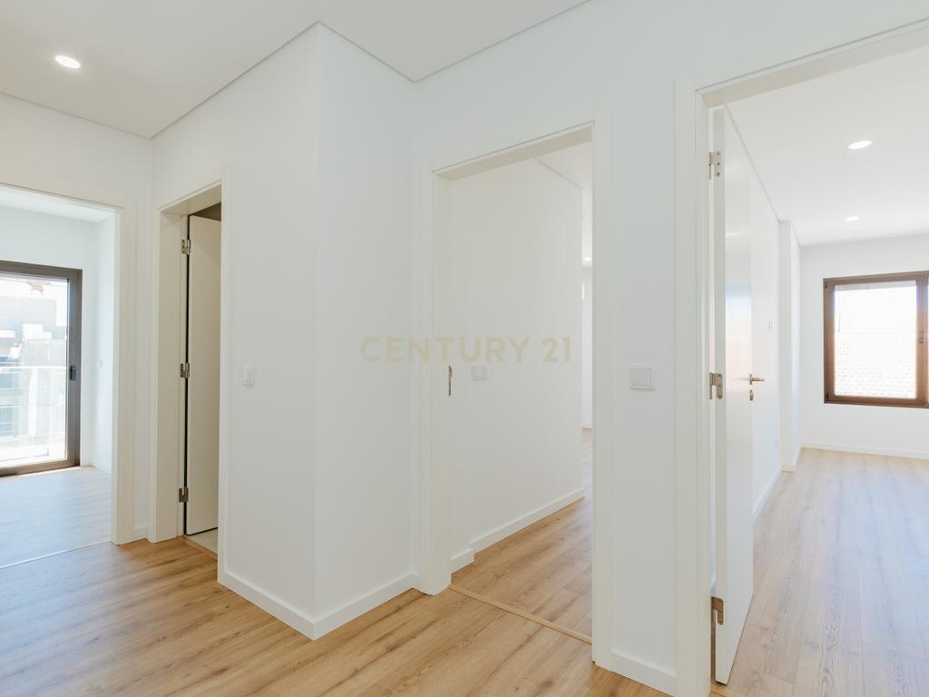 Apartamento T5 Duplex Único com 229 m² — Novo, Sofisticado e com Vista Panorâmica - Image 10