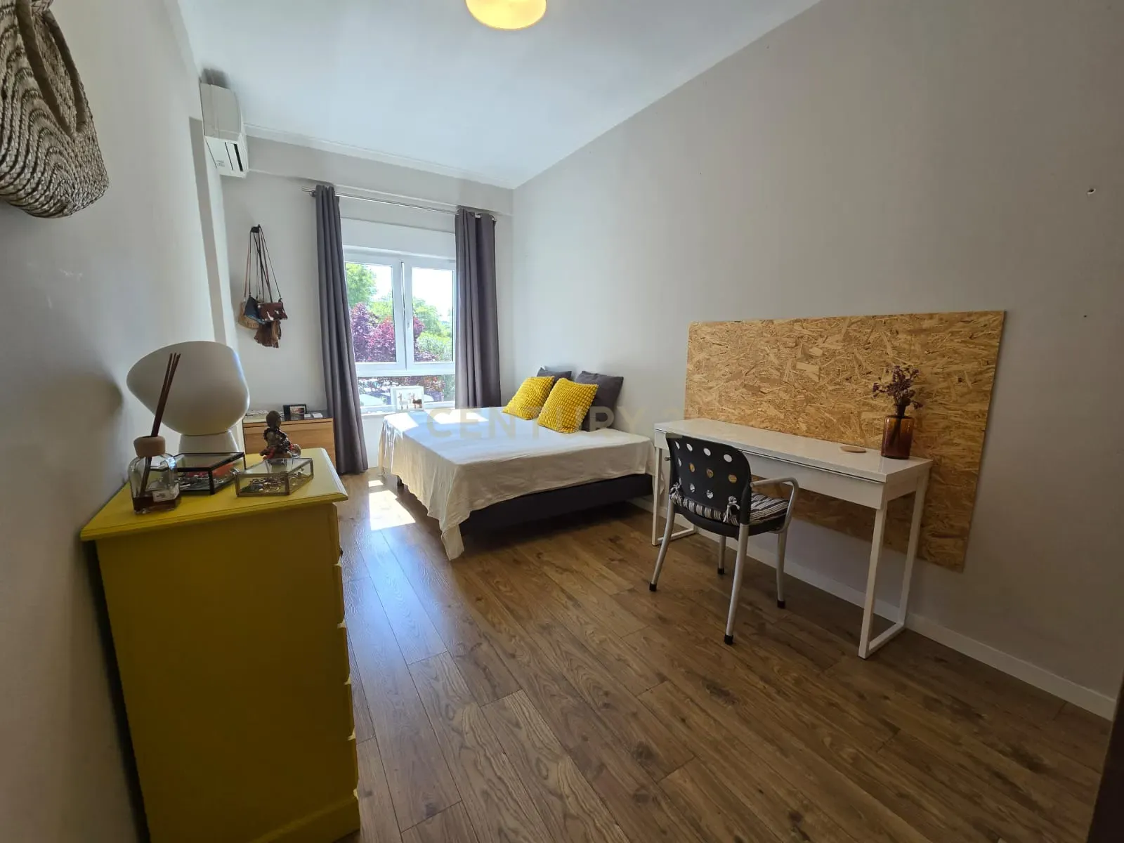 Apartamento T3 Transformado em T2 com Acabamentos de Luxo no Centro do Laranjeiro - Image 22