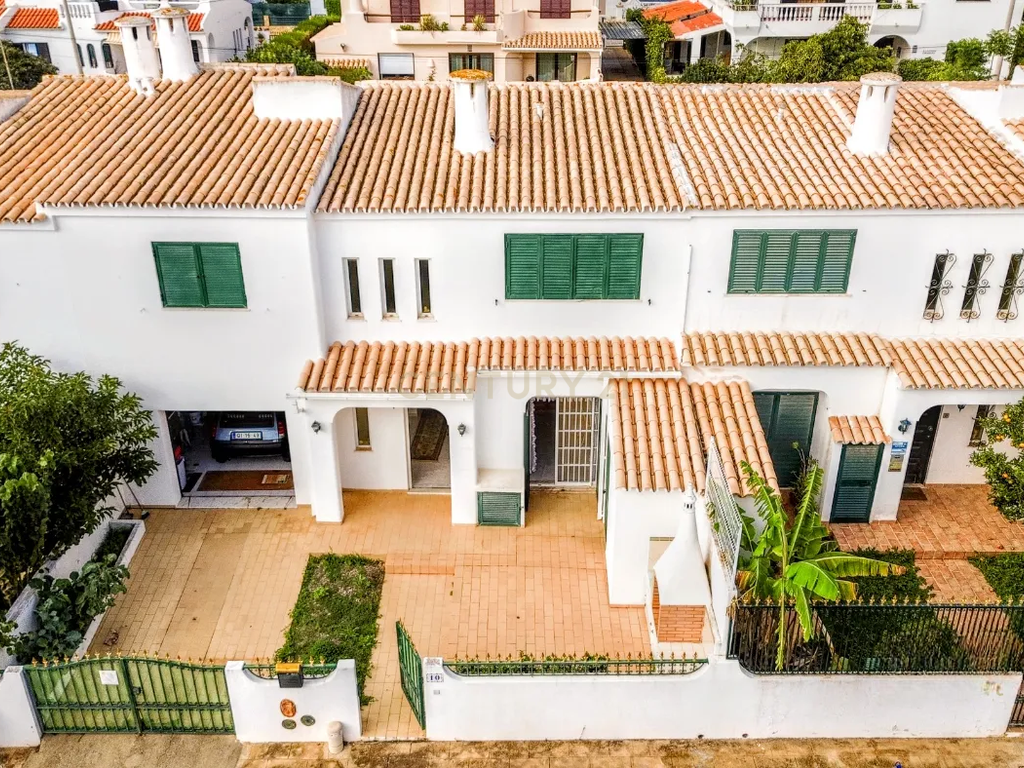Moradia T4 em Faro, Gambelas - O melhor de dois mundos, onde a tranquilidade rural se encontra no conforto da cidade. - Image 1