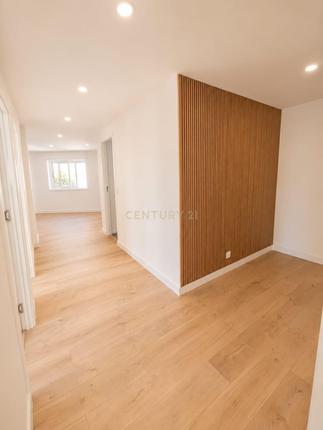 Fotografia 5 de T2+1 Totalmente Remodelado com Varanda e Vista Desafogada | Forte da Casa