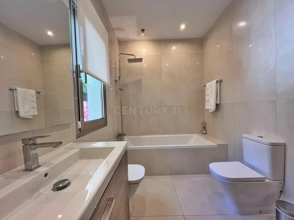 Elegante moradia mediterrânea de cinco quartos com vista para o prestigiado campo de golfe Valderrama, em Sotogrande Alto - Image 26