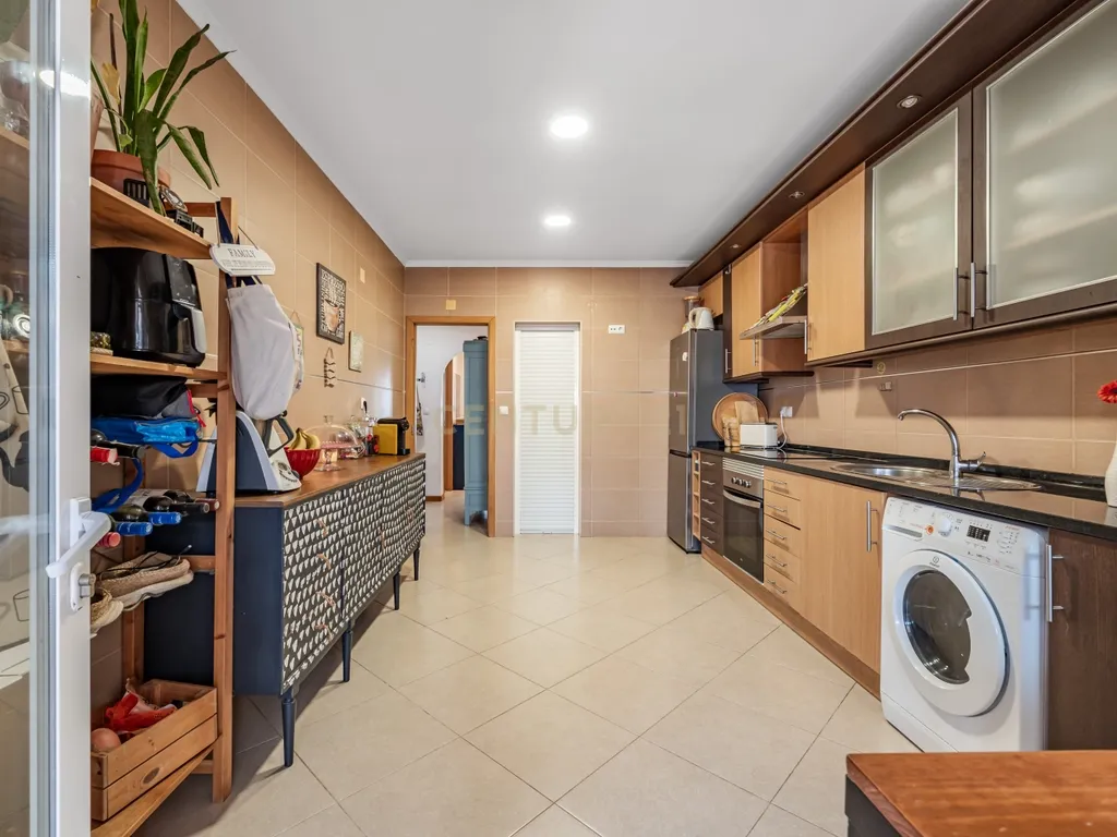 T2 com terraço e espaço adicional | Laranjeiro - Image 17
