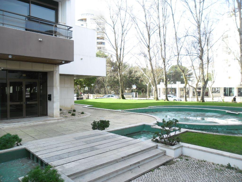 Apartamento T3 Renovado para Arrendamento no Edifício Navegador – Cascais - Image 23