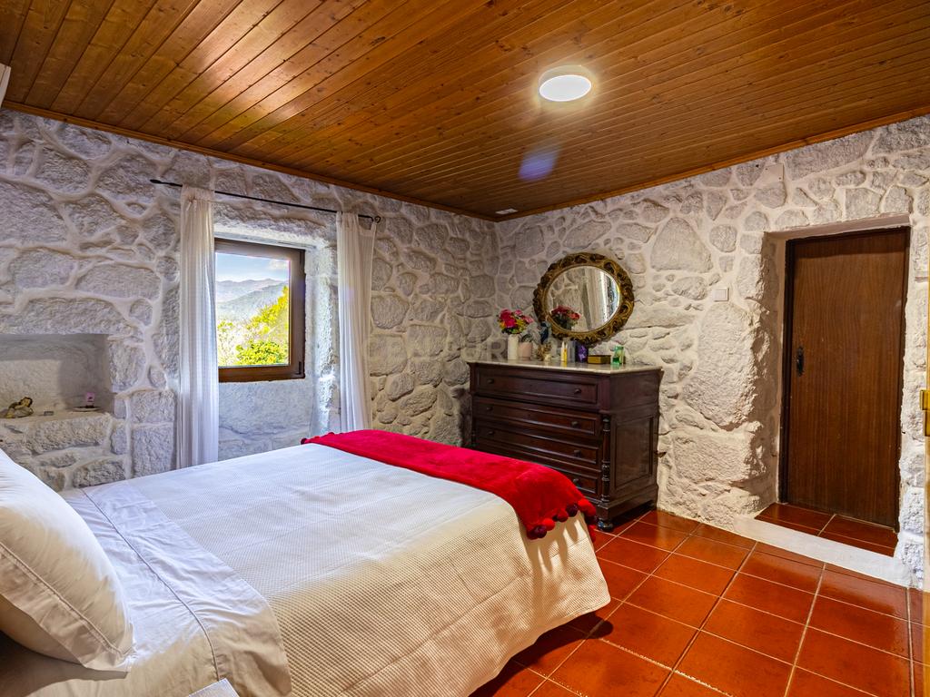 Um Refúgio no Gerês com 2 casas junto ao Rio  - Image 15