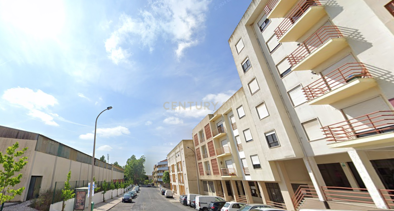 Apartamento T3 em Torres Novas com Suite e Boa Exposição Solar - Image 1