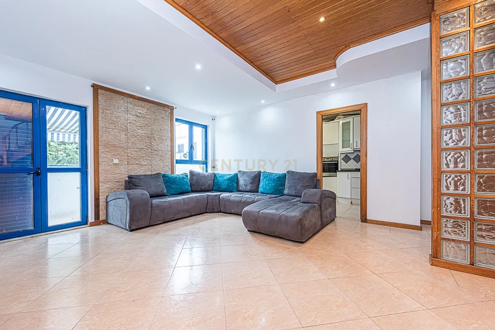 Duplex T4 em Quinta do Anjo, Palmela - 170m² com Varanda, Terraço e Garagem - Image 2