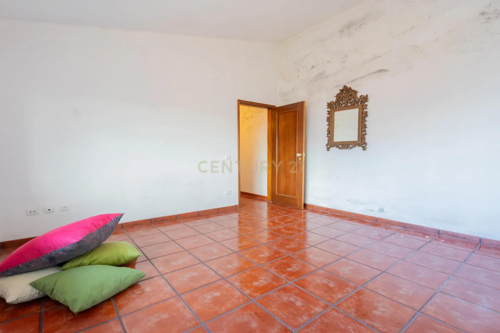 Moradia T5 com varanda coberta,terraço,piscina,jardim,poço,anexo e telheiro numa localização privilegada no centro de Lousã - Image 75
