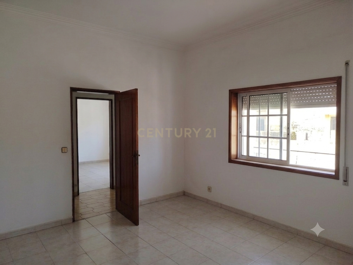 Fotografia 9 de Moradia independente de 2 pisos (2xT3) com garagem | São João da Talha | para remodelar