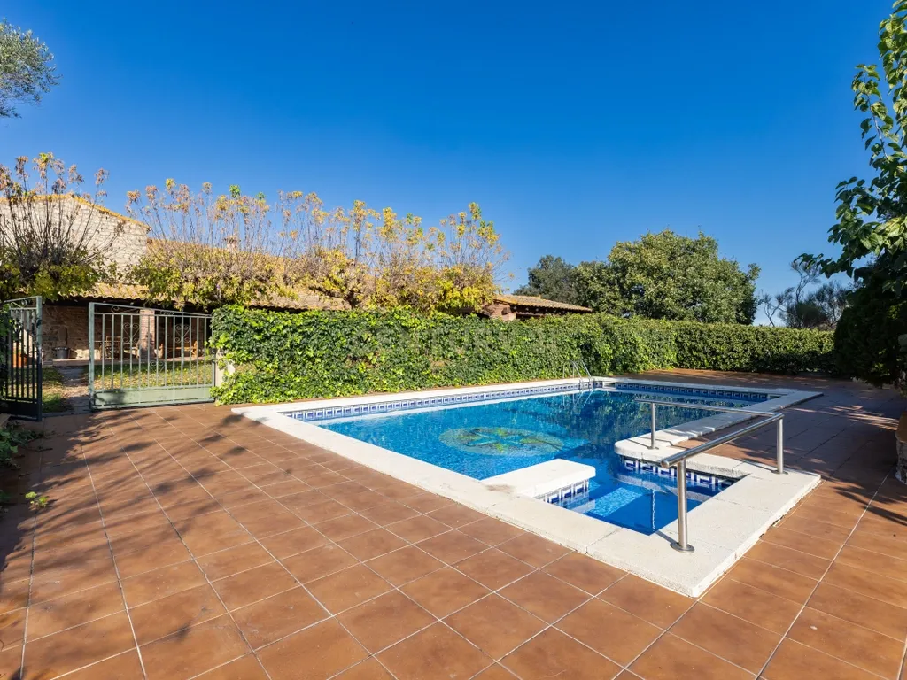 MASIA CATALANA EN VENDA A LLAGOSTERA – MÉS DE 7 HECTÀREES DE TERRENY, LLICÈNCIA TURÍSTICA, PISCINA I CAMP DE FUTBOL - Image 41