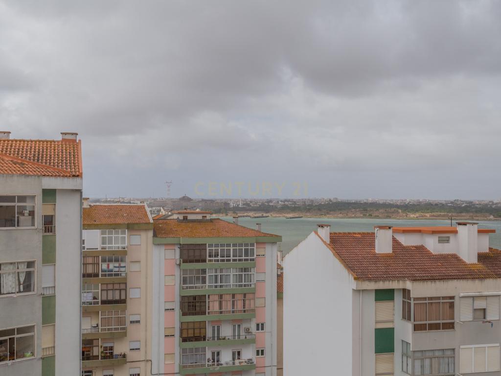 Apartamento T4 convertido em T3 - Centro do Barreiro - Image 32