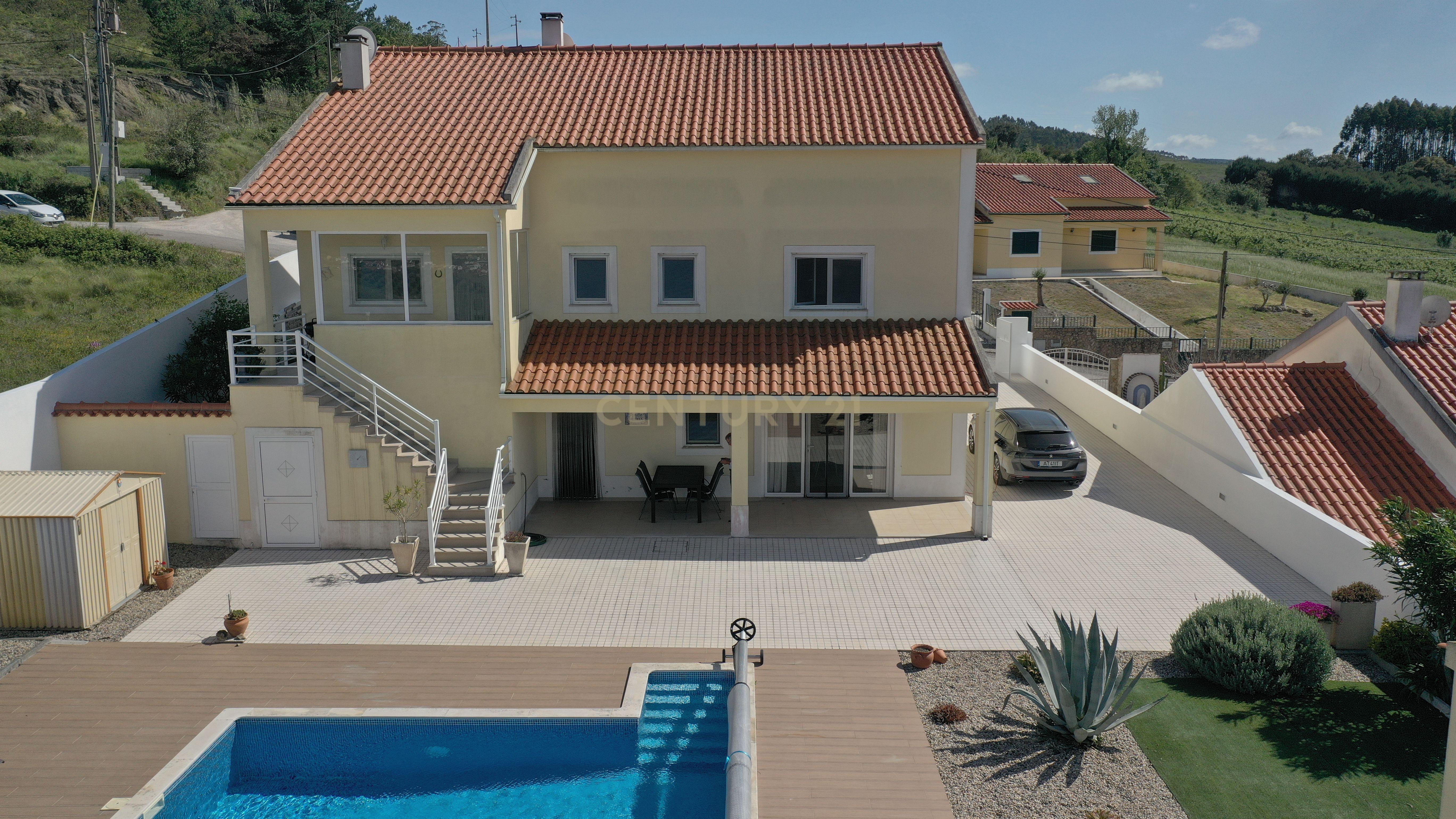 Moradia T3+1 em Alenquer com Vista Panorâmica e Piscina - Image 4