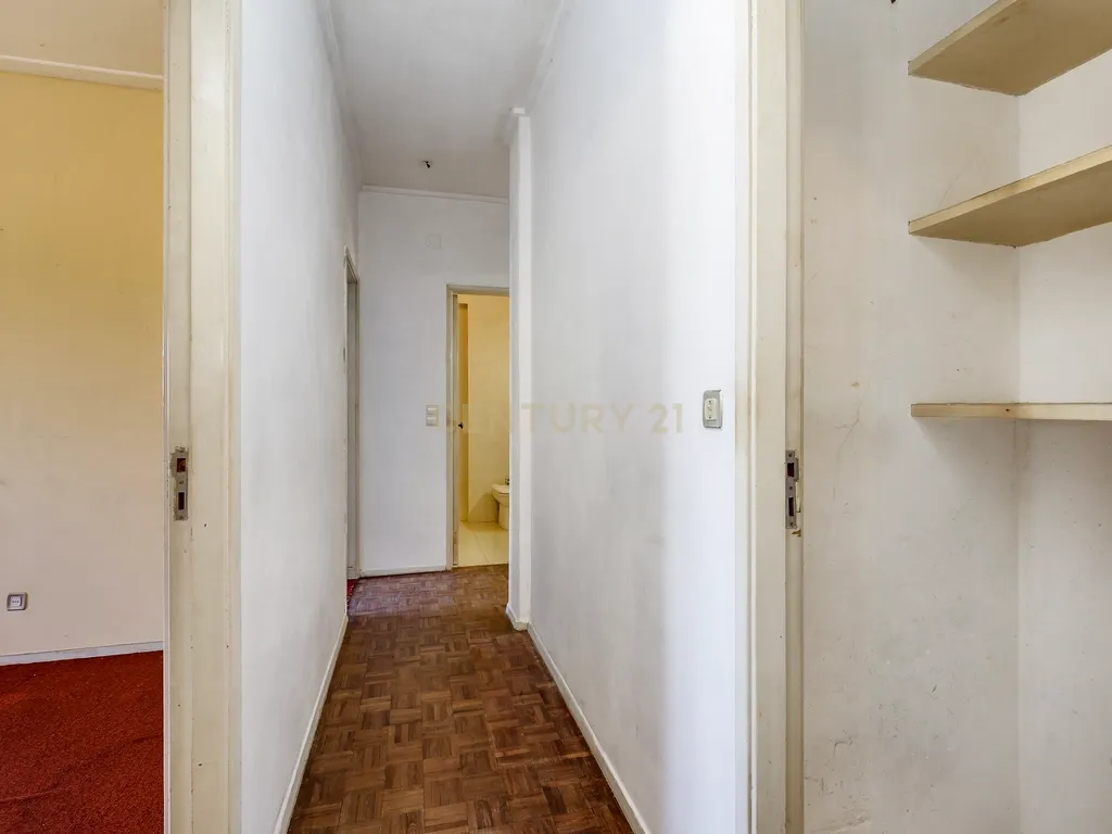 Apartamento T4 com 129 m² e estacionamento — Calçada do Tojal, oportunidade para remodelação total - Image 5