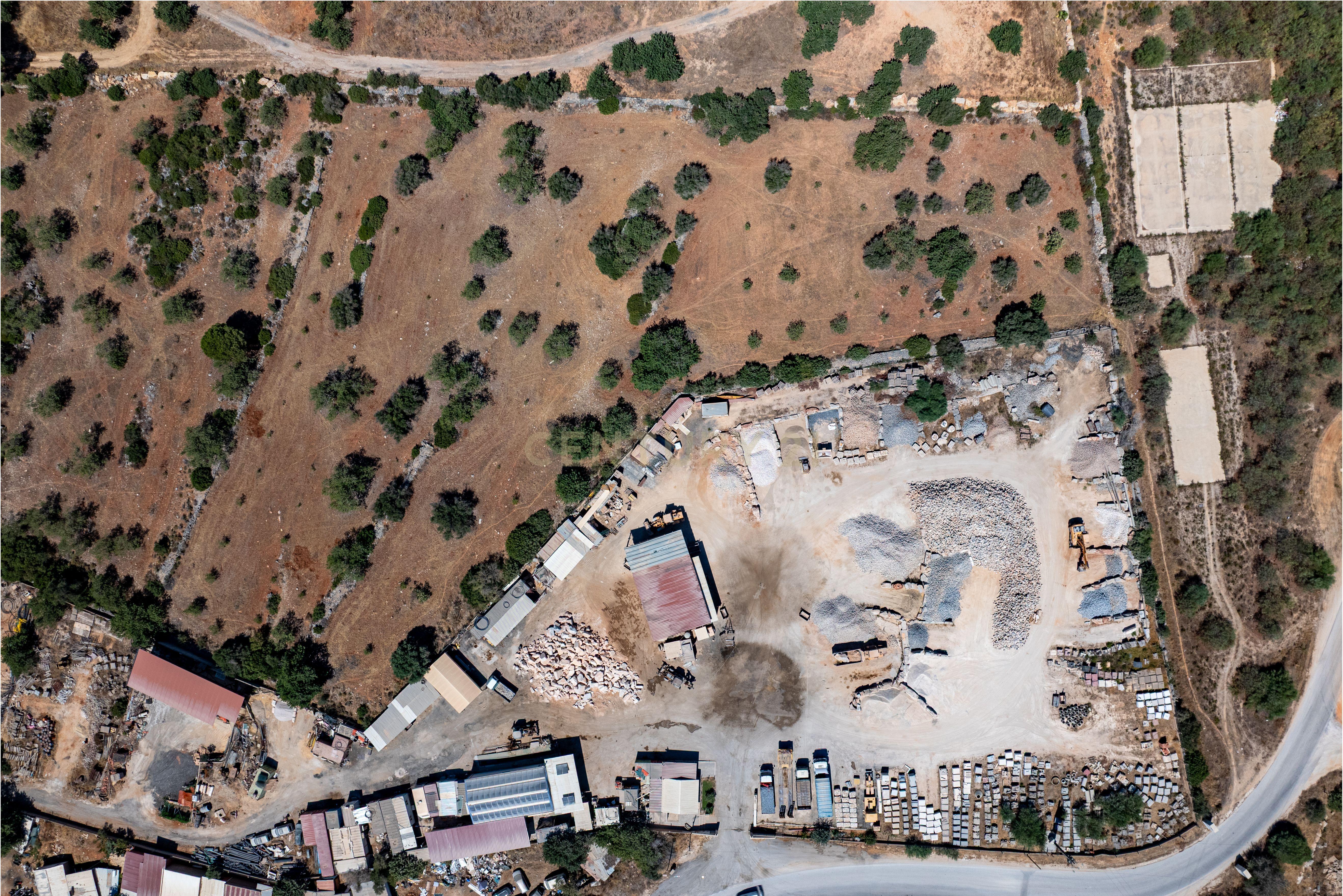 Fotografia 7 de Terreno rústico localizado em Alfarrobeiras em Ferreiras, com uma área total de 30590m².
