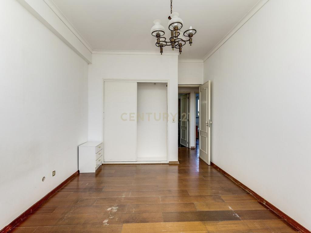 T4 com Vista de Rio nos Olivais – Uma Oportunidade para Remodelar a Seu Gosto! - Image 18