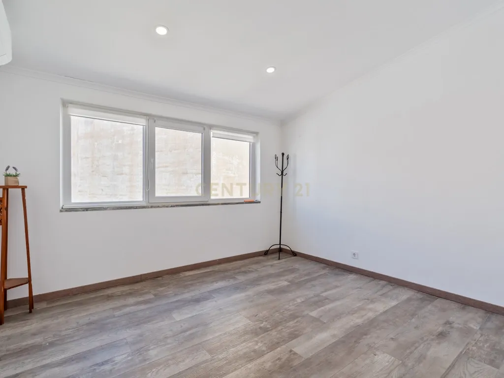 T4 Duplex totalmente renovado no Bairro do Progresso – Silves - Image 22