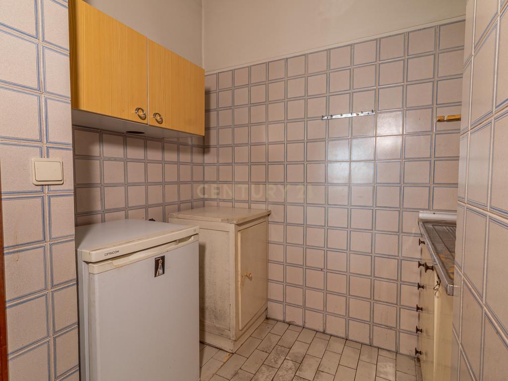 Apartamento T1 em Braga, na União das freguesias de Maximinos, Sé e Cividade em Braga para recuperar - Oportunidade Única! - Image 10