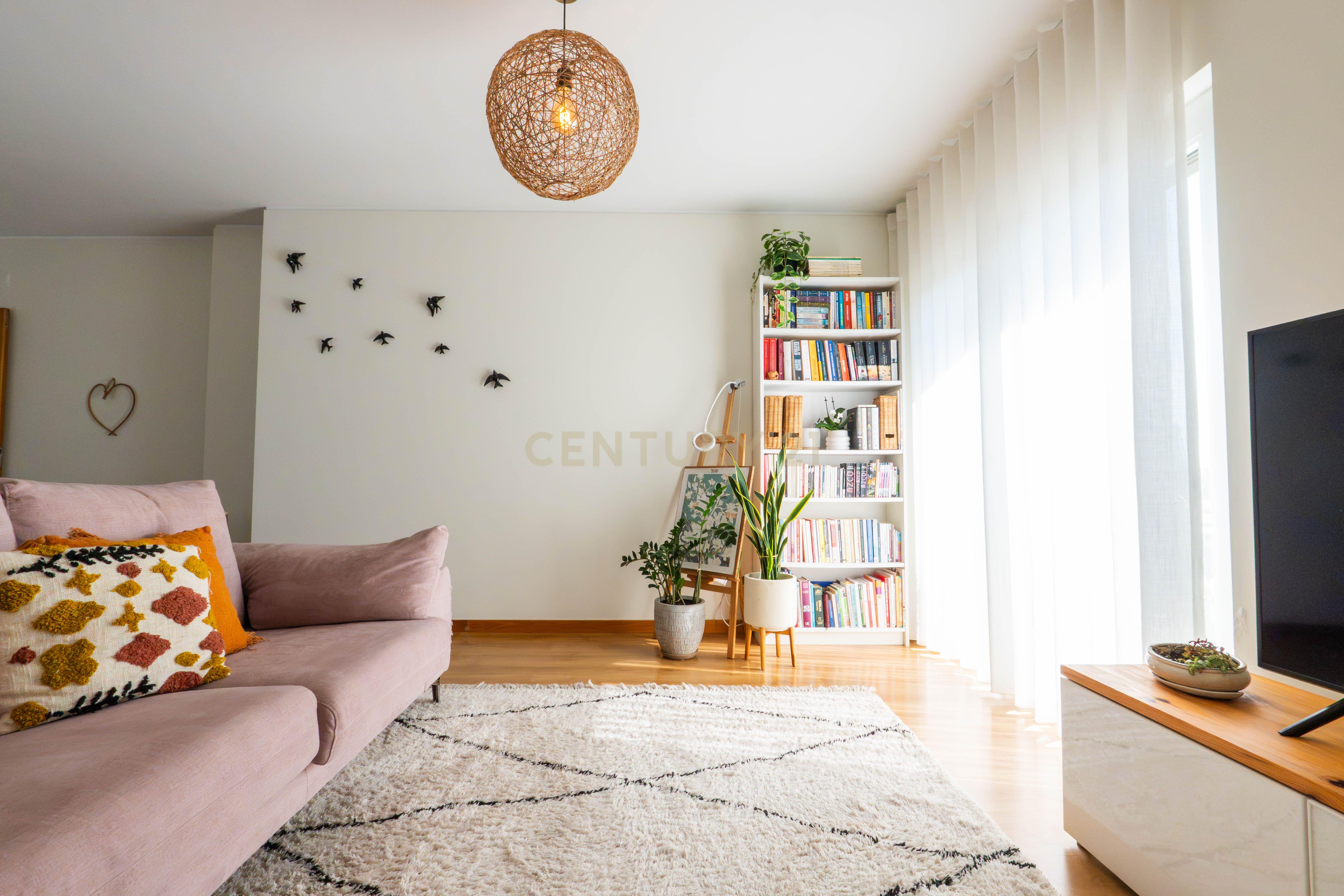 Fotografia 12 de T2 com 115m² na Quinta de São Macário | Varandas | Elevador | Arrecadação | Vista de mar subtil