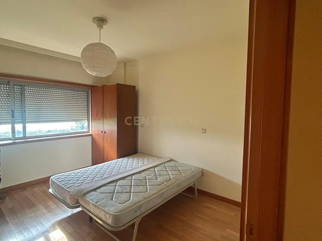 Luxuosa Moradia T3 em Folgosa, Maia - 310m² com Vista Montanha - Image 12