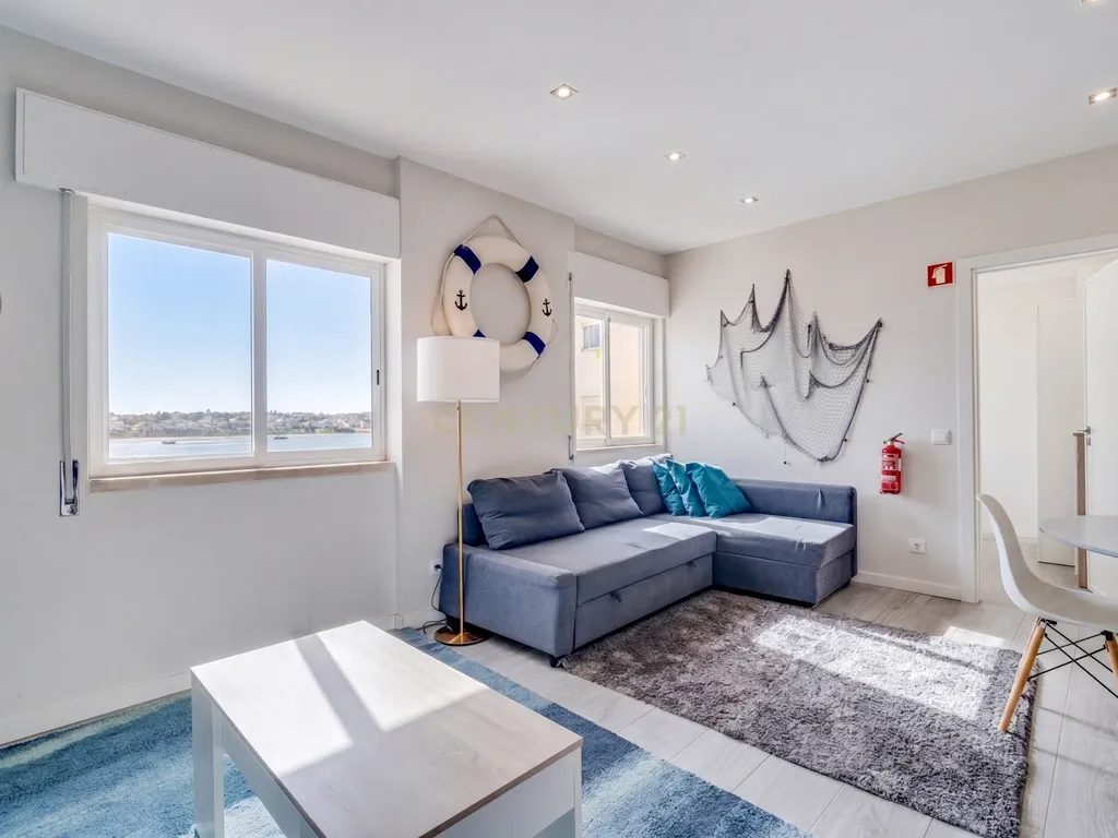 Apartamento T1 com Vista Rio Deslumbrante | AL | Terraço Comum | Estacionamento no Edifício | Como Novo - Image 1