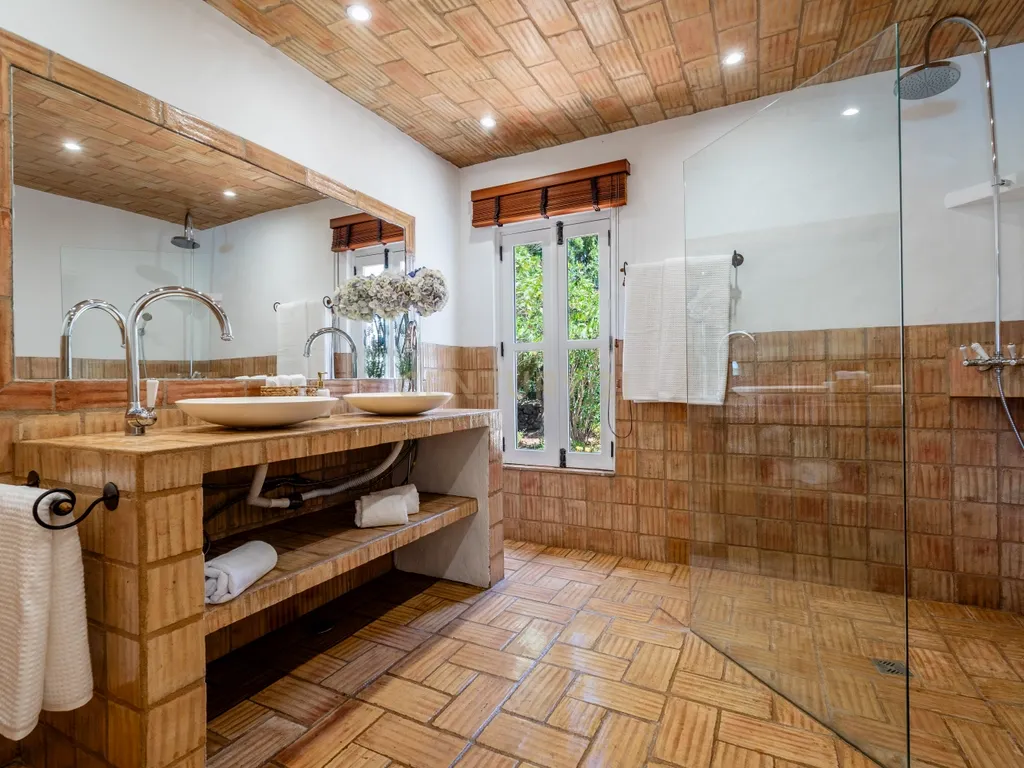 Moradia Exclusiva Térrea com Piscina Aquecida, Jardim e Total Privacidade na Urbanização Serra e Mar - Image 28