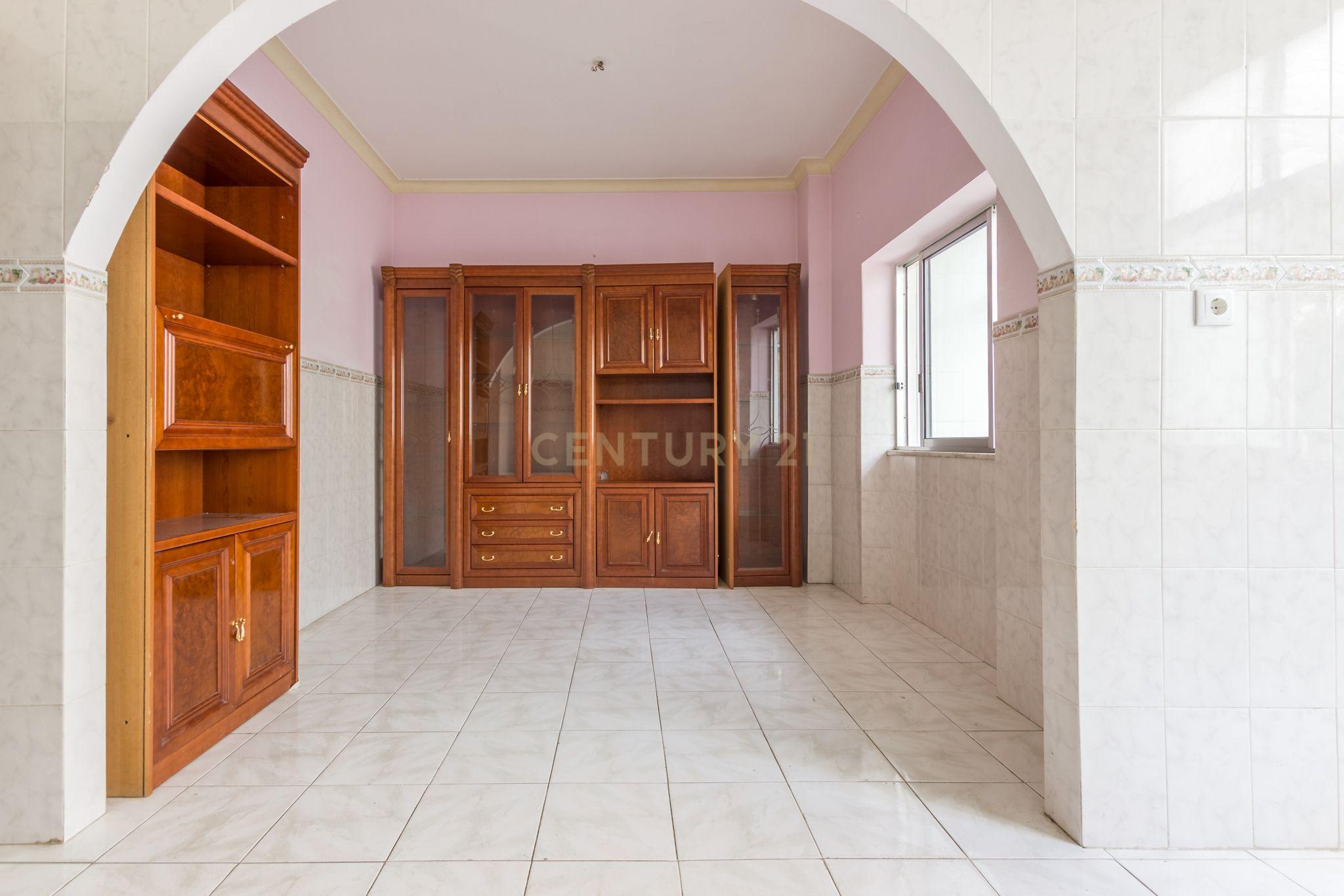 Apartamento T3 em Barreiro com Excelente Localização e Luz Natural - Image 8