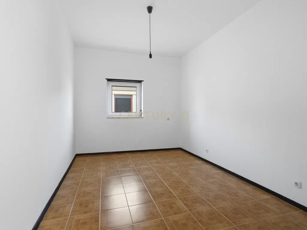 Moradia T7 de dois pisos com garagem, jardim e anexos | Terreno 894 m² na Paz em Mafra - Image 33