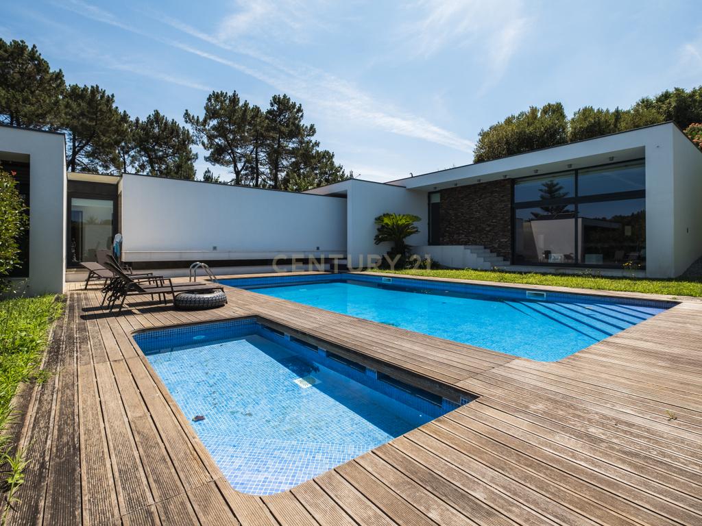 Luxuosa Moradia T4 com Piscina e Vista Panorâmica em Lousada - Image 1