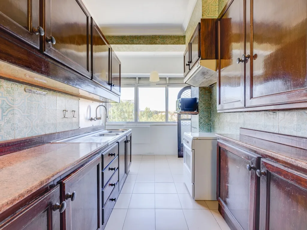 Apartamento T4 para Remodelação no Coração dos Olivais, com Vista Fantástica - Image 2