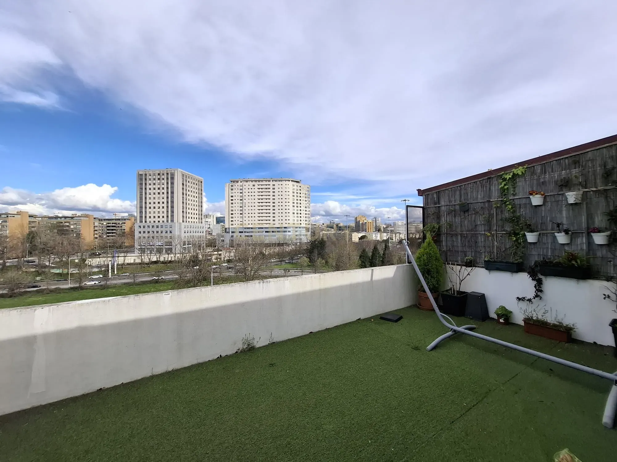 Arrendamento T2 com Terraço e Vistas Panorâmicas em Lordelo do Ouro – Porto - Image 1