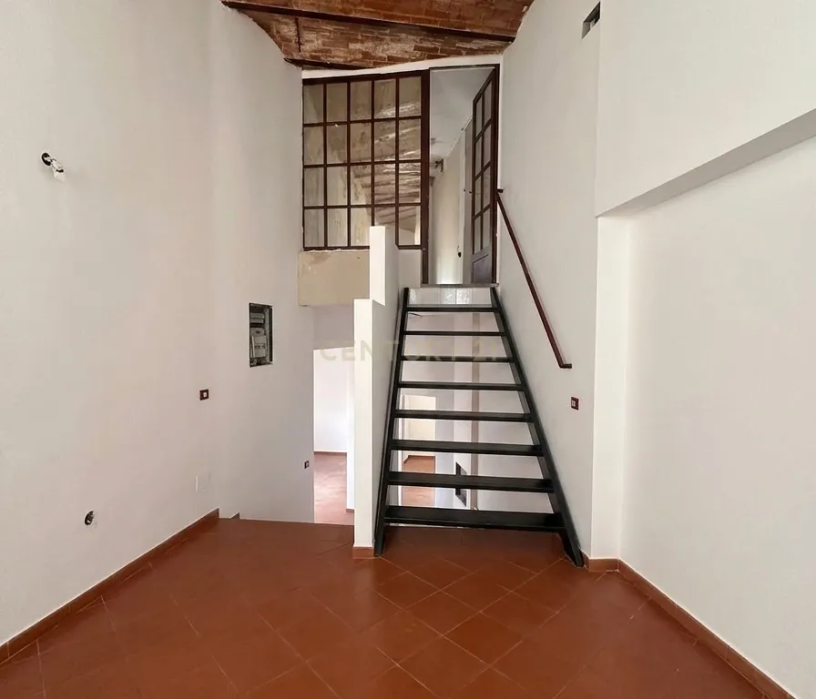Loja com 2 Pisos e 2 Entradas em Arroios - Image 4