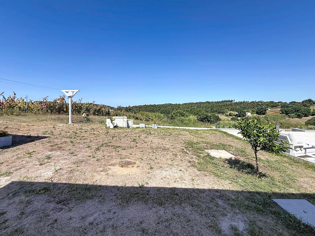 Moradia isolada com amplo terreno de 1.350 m², junto a Alcobaça - Image 11