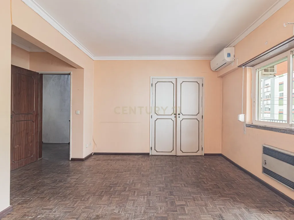 Moradia T5 com 220m2 no centro de Linda-a-Velha - Image 15