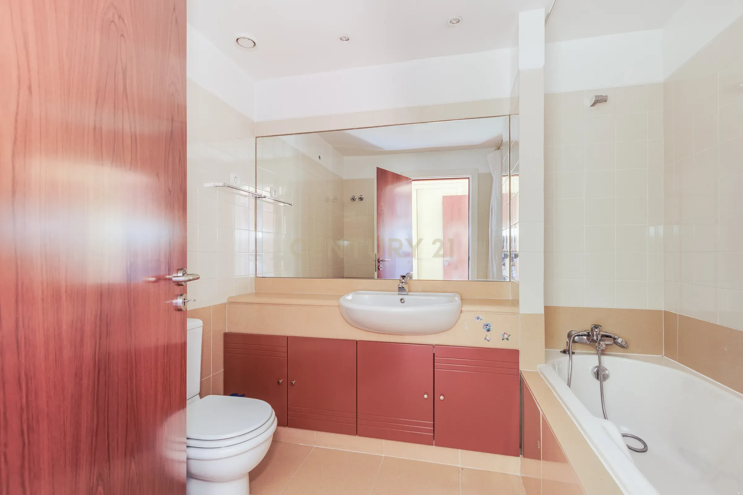 Apartamento T2 com Vista Panorâmica em Lisboa - Image 15