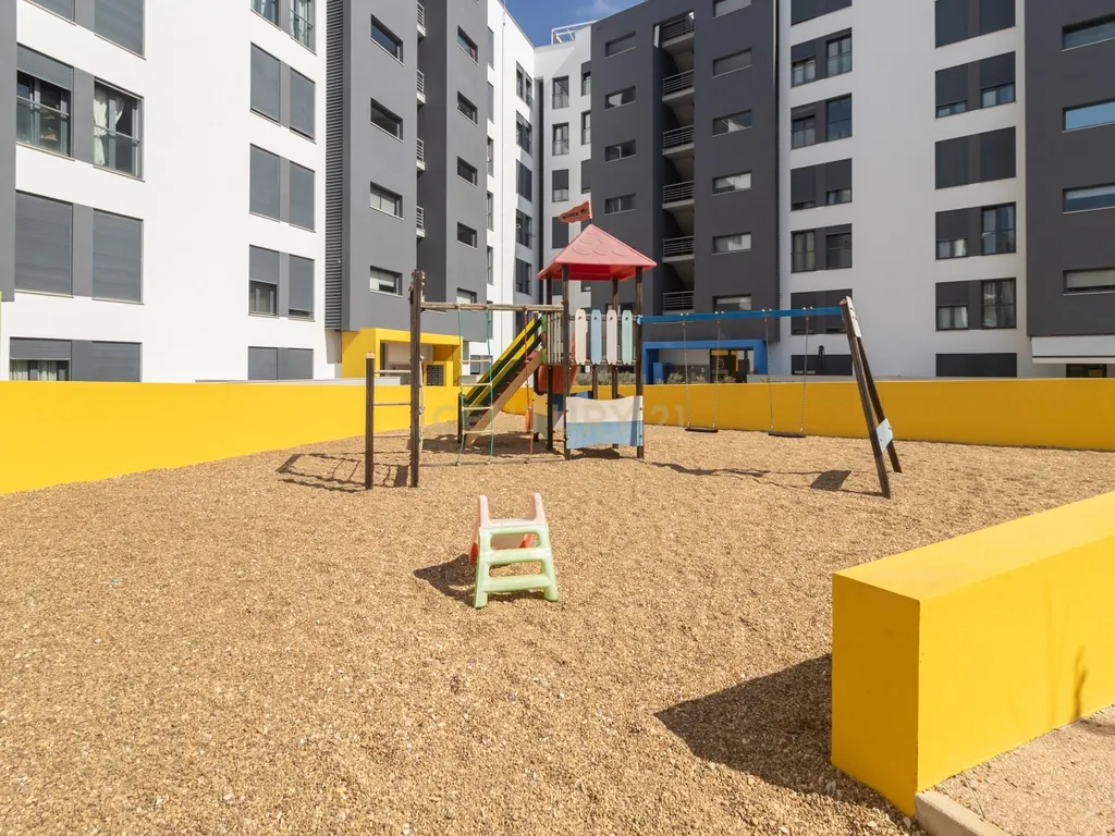 T2 c/arrecadação e parqueamento - Quinta da Trindade - Image 42
