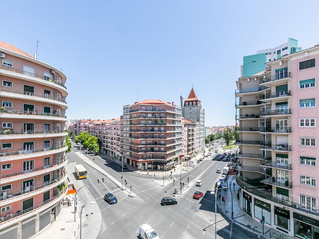 Apartamento T3 renovado para arrendamento na Avenida de Roma com elevador - Image 21