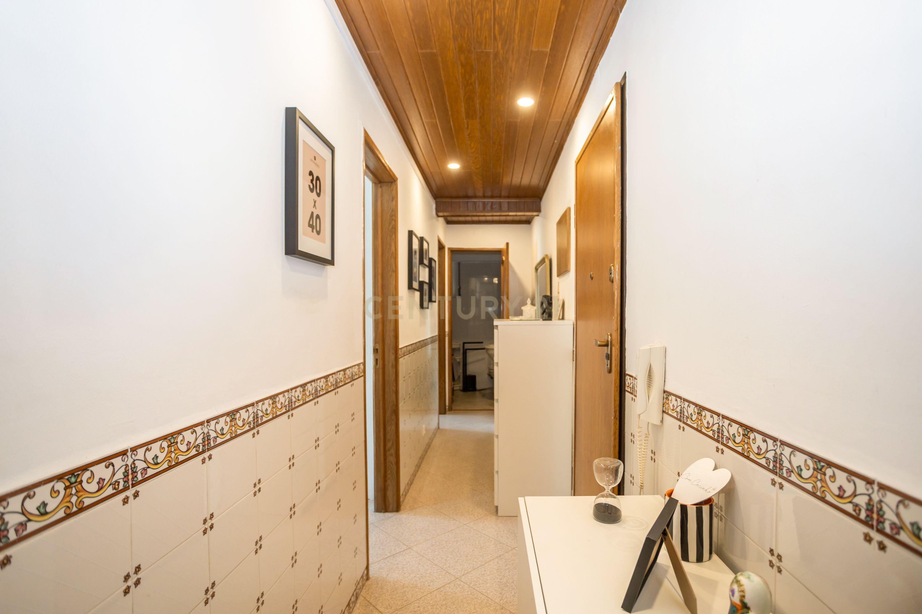 Fotografia 9 de Apartamento T2 com Varanda Cruz de Pau, Amora - Seixal - 0651-06250