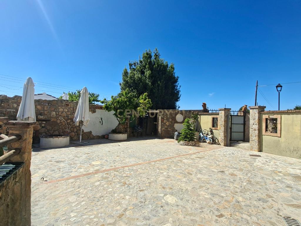 Moradia andaluza independente com piscina privada, jardim bem cuidado, cozinha exterior com churrasqueira e charme tradicional na tranquila zona residencial de Los Arroyos (Arriate), a apenas 10 minutos de Ronda e a menos de uma hora da Costa del Sol — pronta a habitar. - Image 3