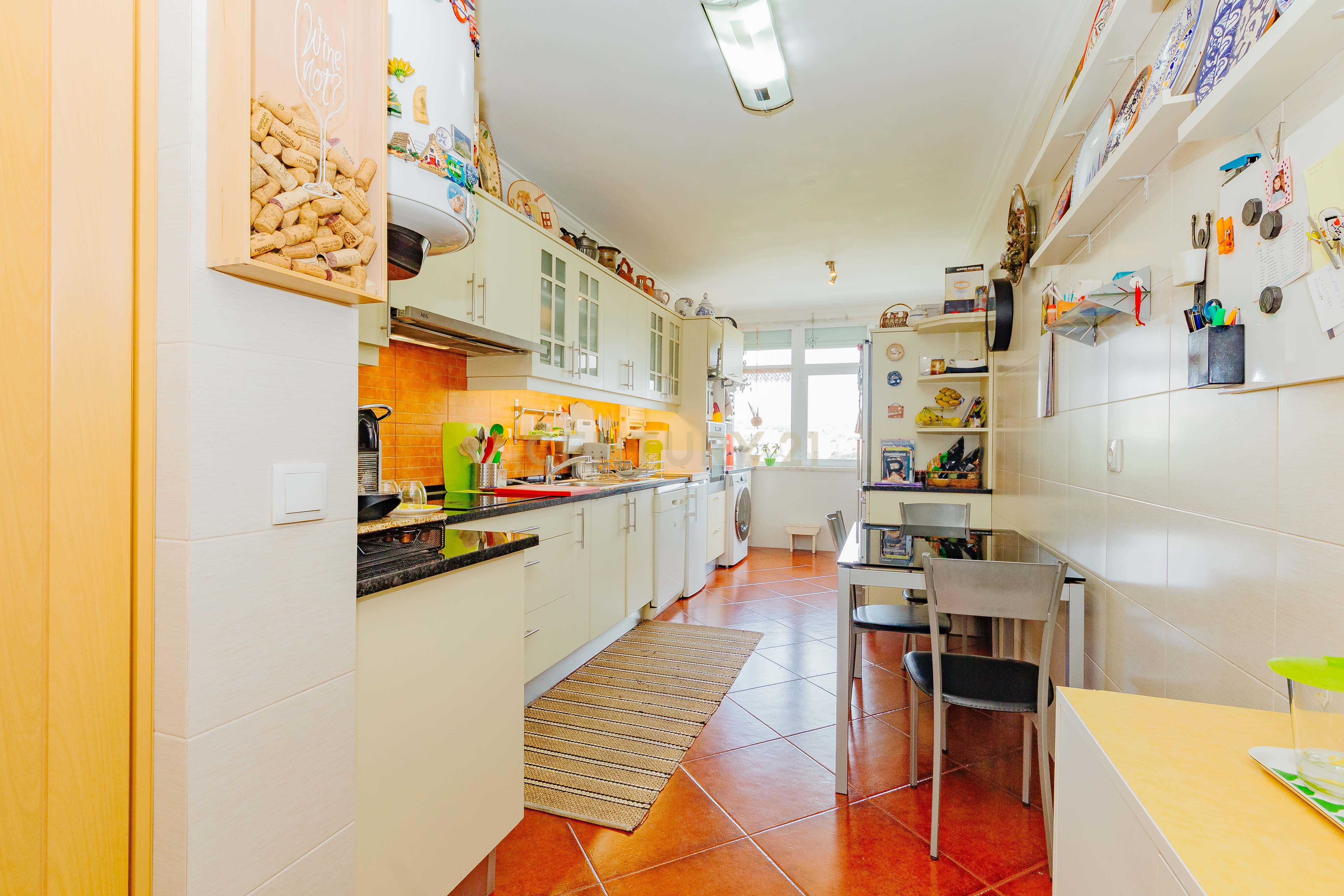 Apartamento T3 com 119 m² em Alfornelos – Remodelado, 2 WC, facilidade de estacionamento e proximidade à estação do Metro - Image 3