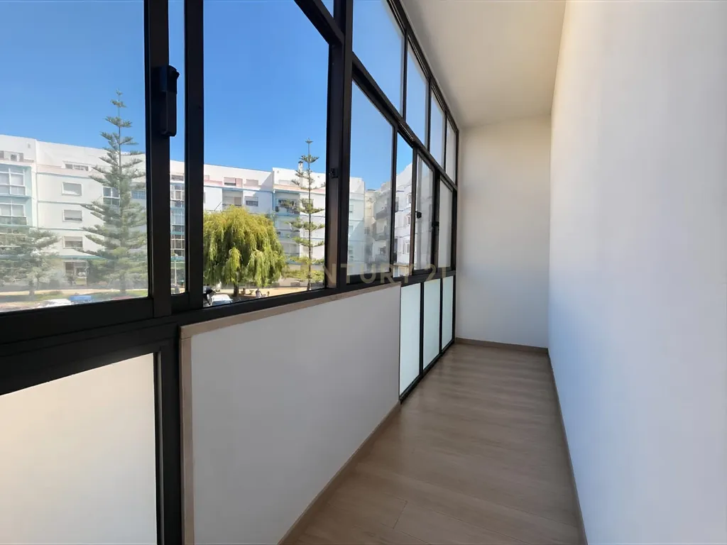 T3 Renovado em Mem Martins, Sintra - Image 21