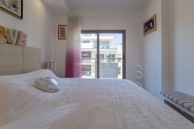 Luxuoso apartamento T3 duplex com Vista Panorâmica em Quinta de Santa Teresa, Charneca de caparica - Image 4
