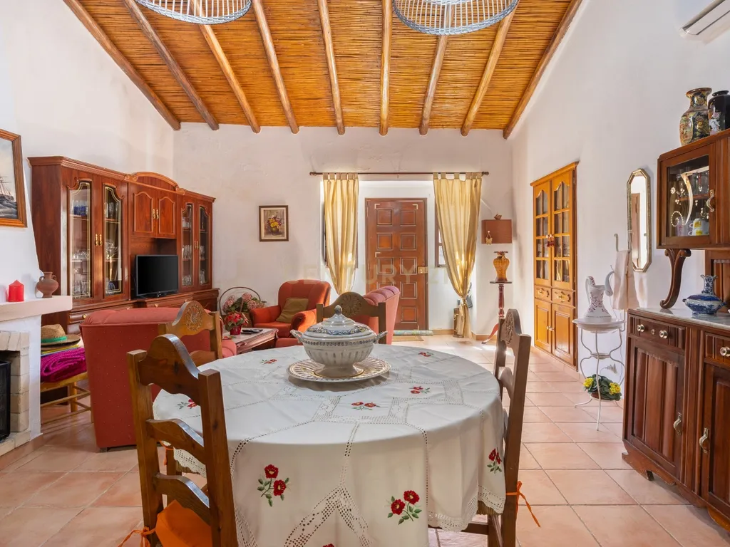 Encantadora Moradia com 7 Divisões em Parragil Loulé com Vista Campestre - Image 9