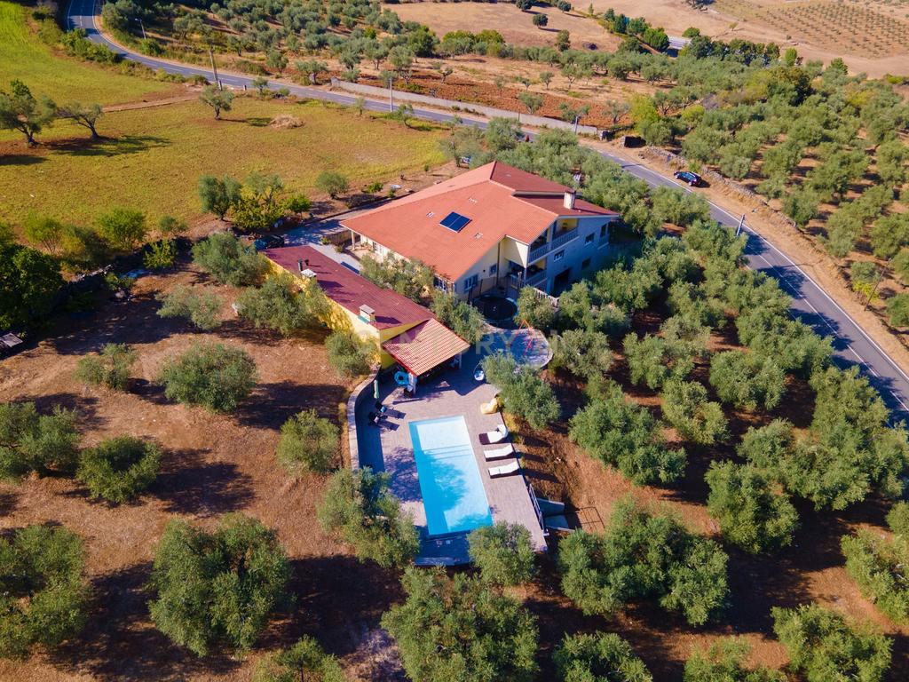 Moradia localizada na capital de distrito, no coração do Nordeste Transmontano. - Image 1