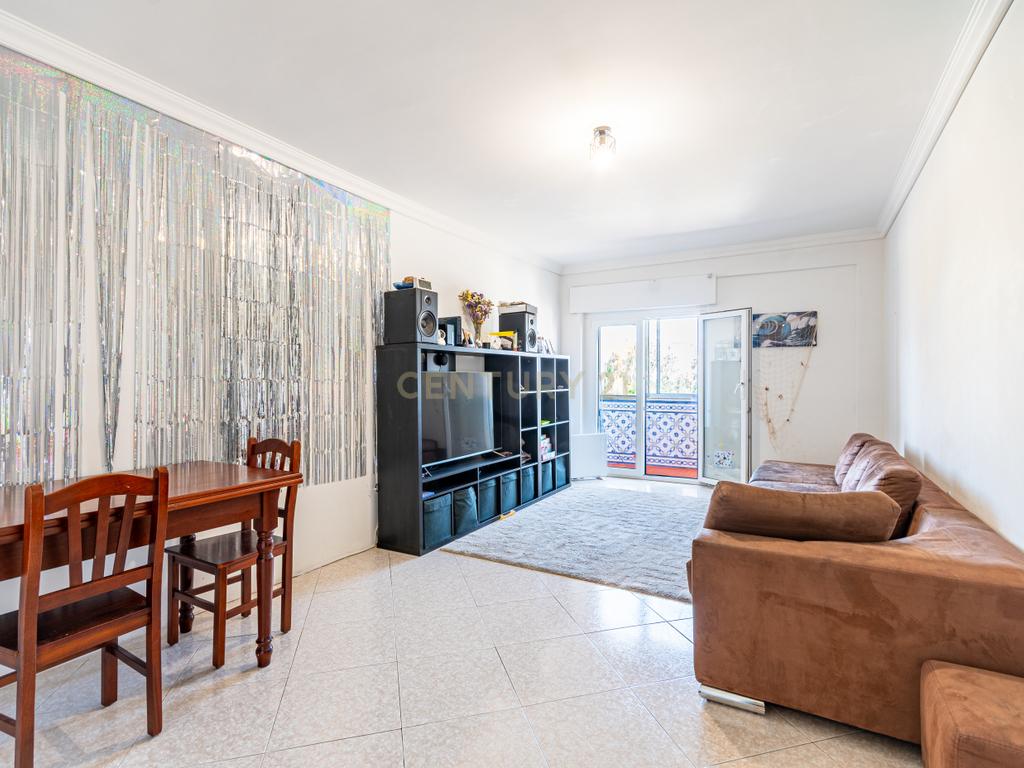 Apartamento T3 em Caneças com Vista e Luz Natural - Image 1