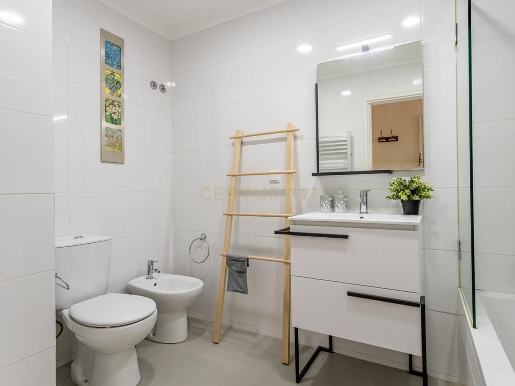 Apartamento T2 renovado, com estacionamento e elevador, em Campo de Ourique, Lisboa - Image 17