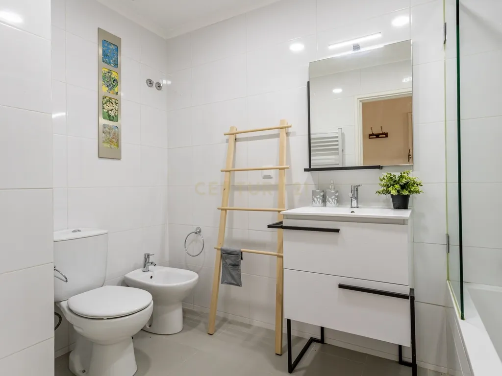 Apartamento T2 renovado, com estacionamento e elevador, em Campo de Ourique, Lisboa - Image 17