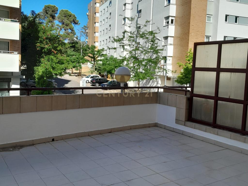 Fantástico T2 com Terraço e estacionamento, frente ao Parque das Conchas - Image 14
