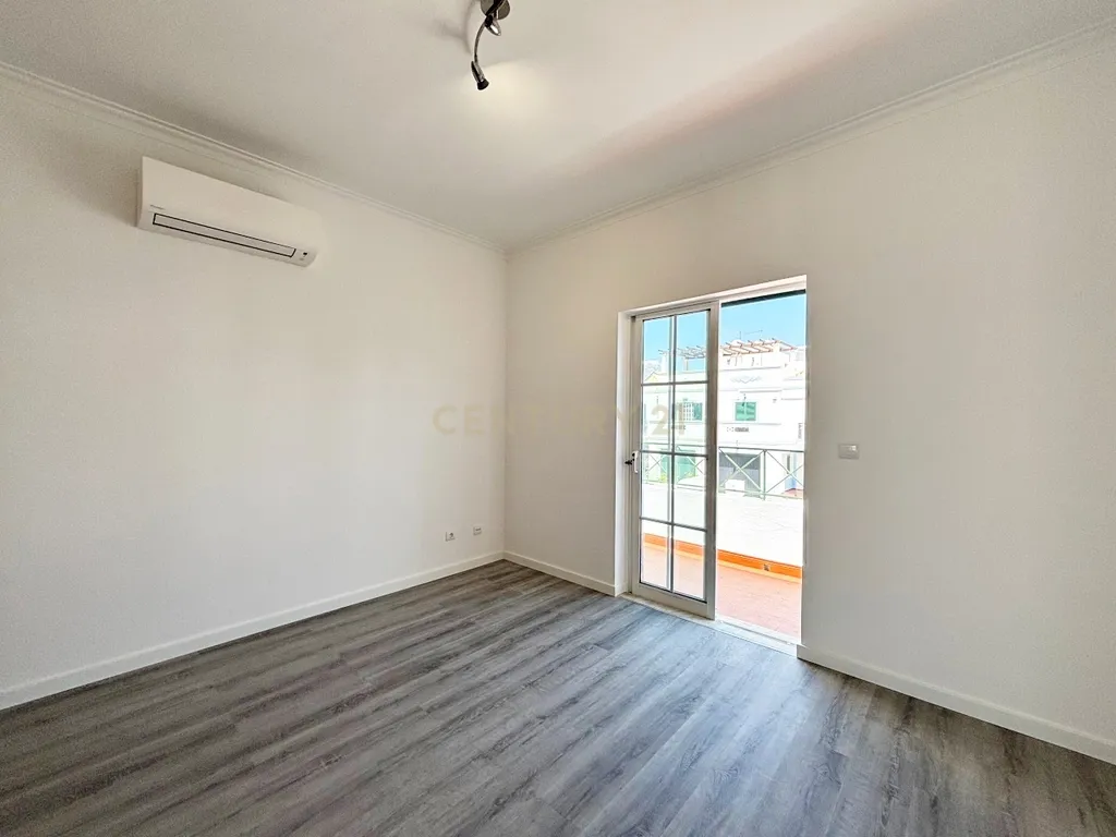 Moradia T2+1 em banda, situada na Urbanização do Mato Santo Espírito, em Tavira, totalmente remodelada e pronta a estrear. - Image 11