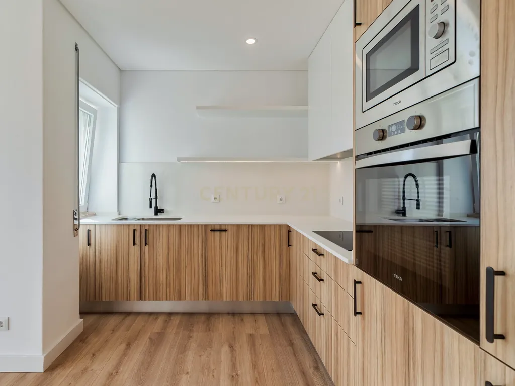 Apartamento T3 Renovado com Vista Panorâmica – Investimento com Rendimento Imediato - Image 1